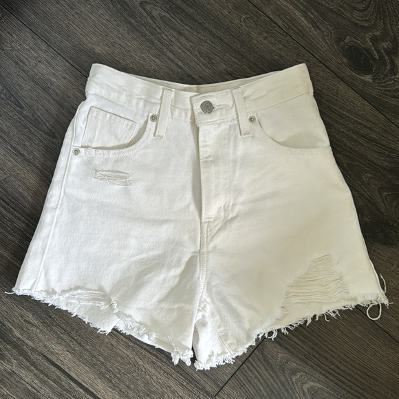NWOT Levi’s High Waisted Mom Shorts - Picture 6 of 8